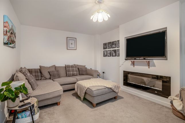 27, Barnett Way, Lydney photo 3
