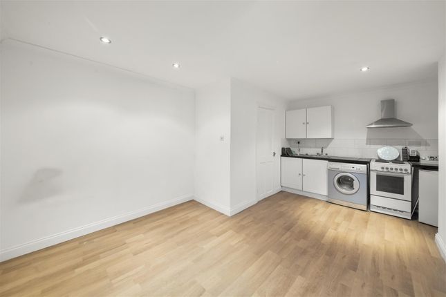 22, Wentworth Crescent, Hayes photo 4