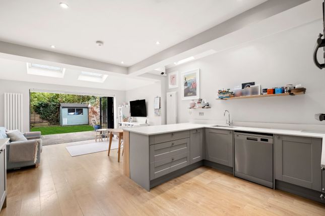 166, Hydethorpe Road, London photo 4