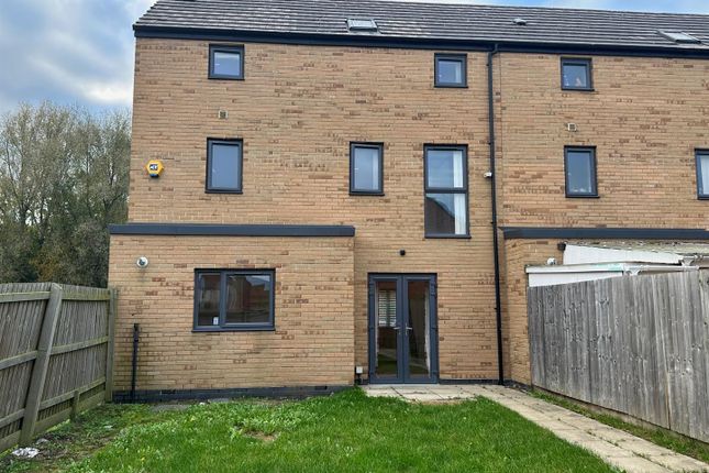 89, Charles Bennion Walk, Leicester photo 3