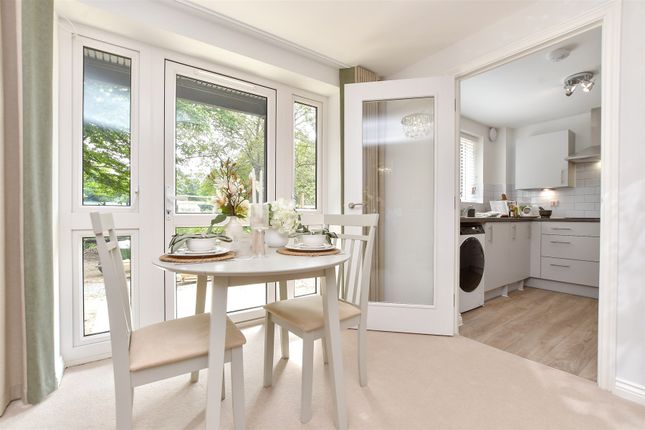 Manns Lodge, Victoria Road, Cranleigh photo 3