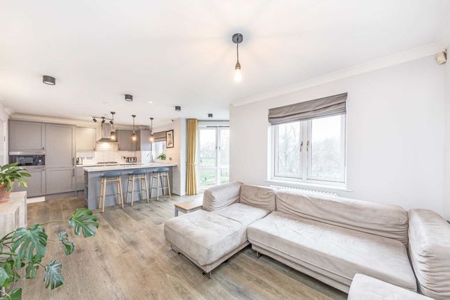 Thumbnail Flat for sale in Midhurst Way, London