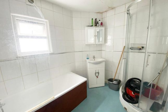 Room 3, London photo 3