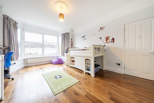 Property for sale in Queens Avenue, London
