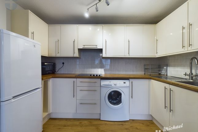 19 Selwyn Court, Aylesbury photo 3