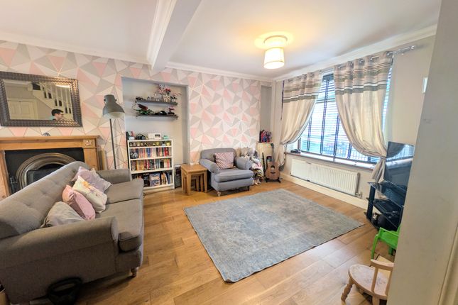 8 Eva Street, Mountain Ash photo 3