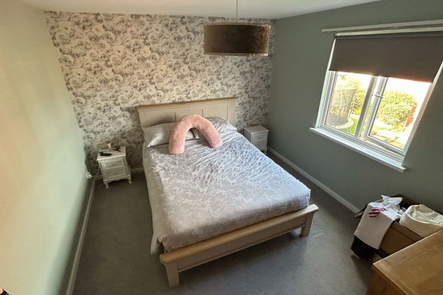 2, Dove Close, Staffordshire photo 4