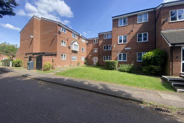 Flat to rent in Allan Court, Walthamstow