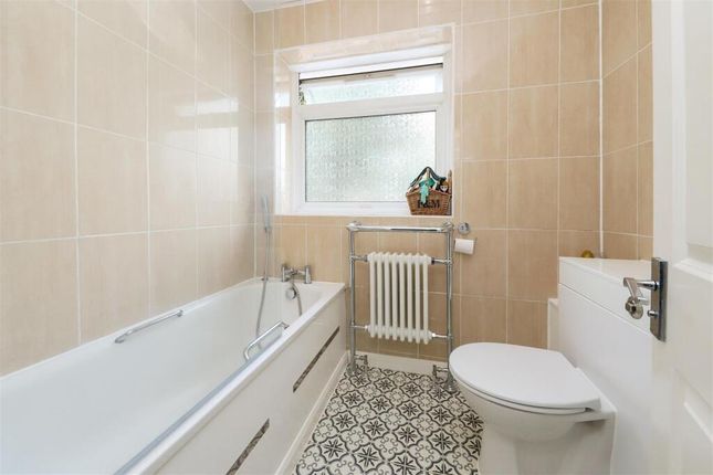 31, Carnarvon Drive, Hayes photo 4