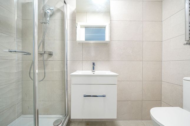 Room 5, 8 Hospital Way, London photo 3