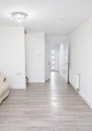 17, CROYDON photo 3