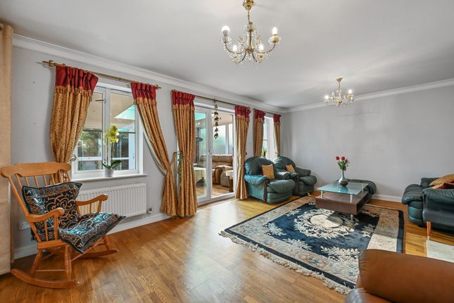 2 Wheatley Close, Hornchurch photo 3