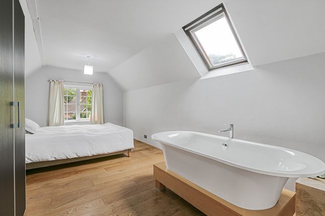 8, Mint Lane, Tadworth photo 4