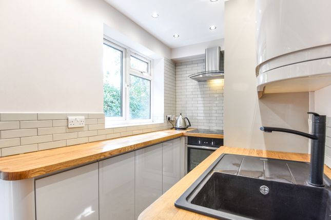 93 Surbiton Court St. Andrew's Square, Surbiton photo 2