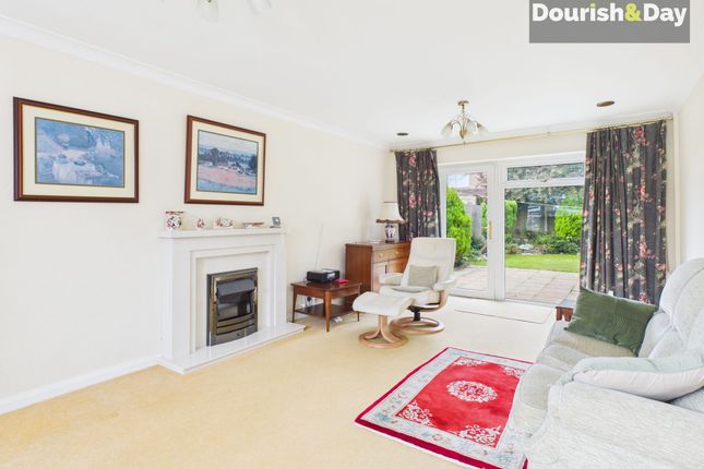 39 Harcourt Way, Stafford photo 3