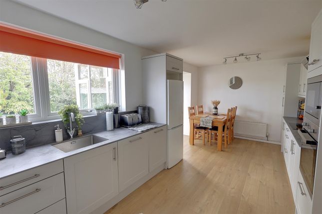 11, Knights Crescent, Newent photo 3