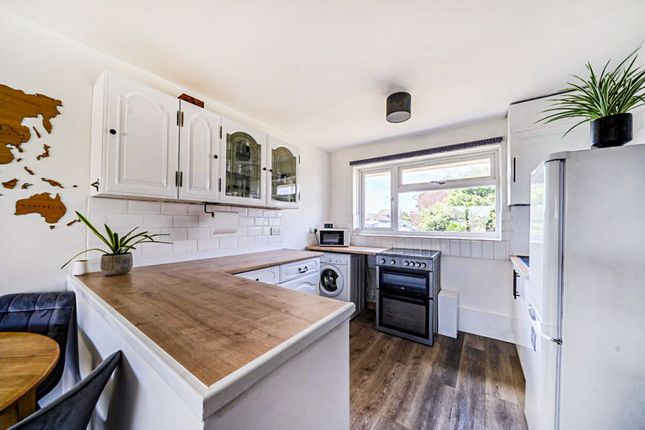 10 Slattsfield Close, Chichester photo 2