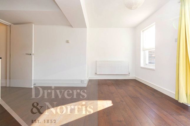 Flat for sale in Mulkern Road, Archway, London