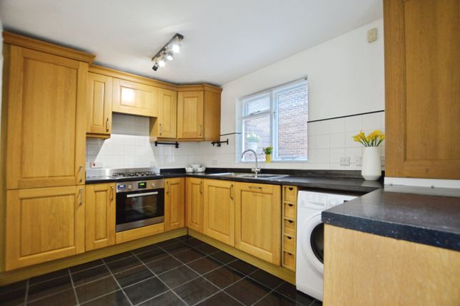 22, Dale View, Woking photo 4