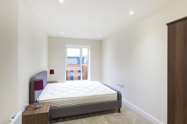 Flat to rent in Beaufort Square, Edgware