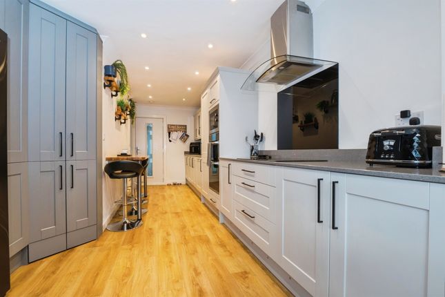 87, Hinkler Road, Southampton photo 3