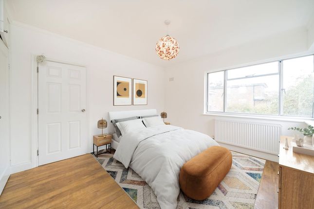 Flat 29, Hanger Court, Hanger Green, London photo 4