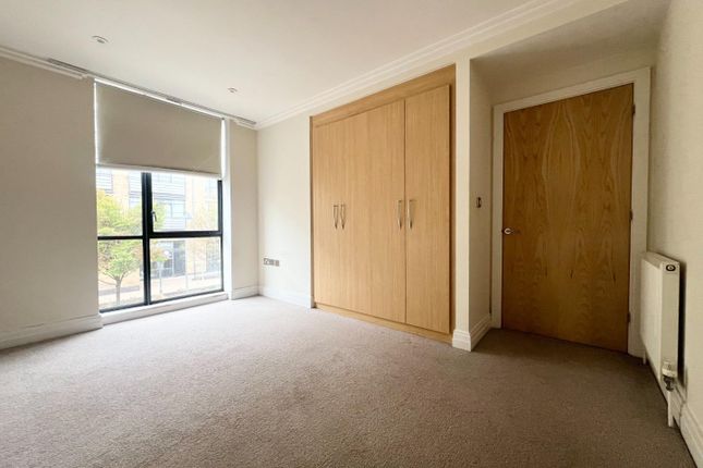 Apartment 8, 4 Town Meadow, Brentford photo 4