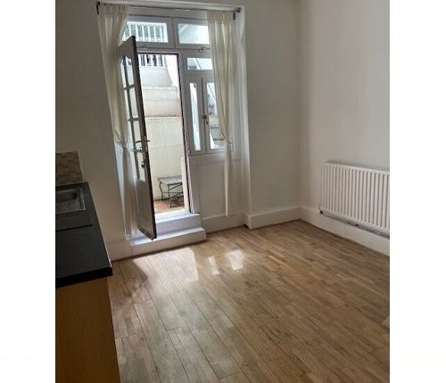 Studio to rent in Prince's Square, Notting Hill, London