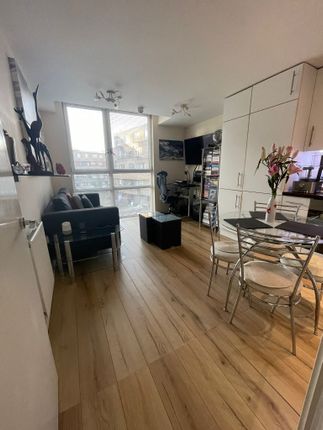Flat to rent in Lamb's Passage, London