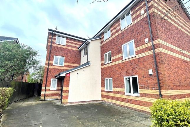 Flat to rent in Calico Close, Salford