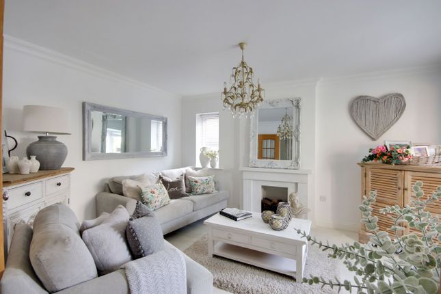 Holly House, The Ostlers, Lymington photo 3