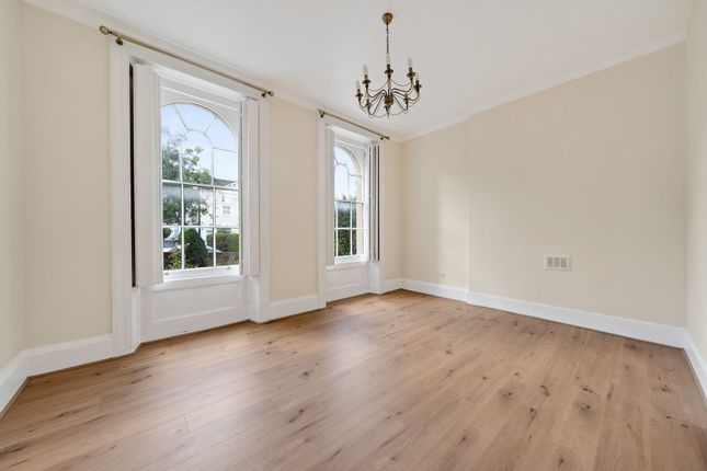 Flat 4, Woodhill Court, London photo 4