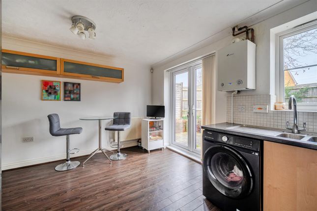 40, Rayner Drive, Reading photo 4