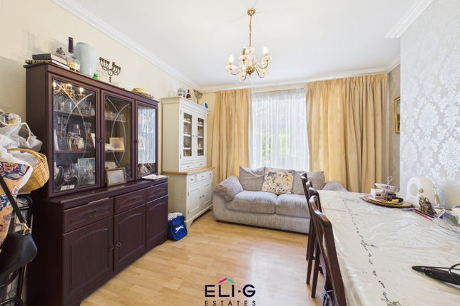 46 Holders Hill Avenue, London photo 4