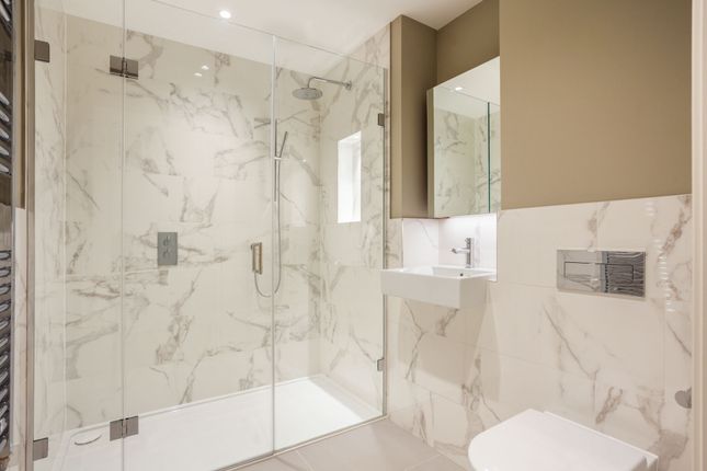 Flat for sale in Broom Road, London