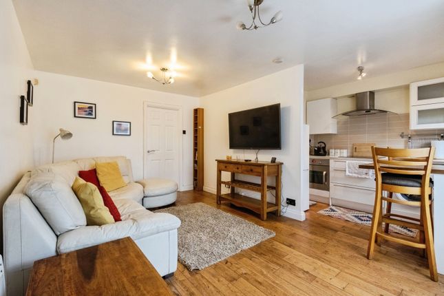 45, Dickinson Court, West Yorkshire photo 2