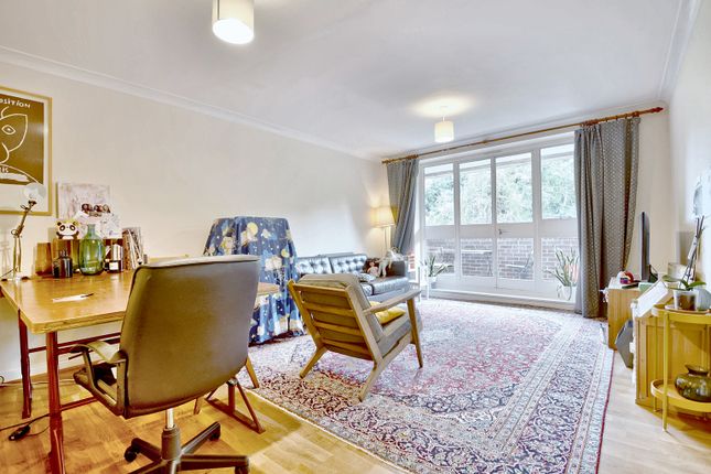 Flat for sale in Lissenden Gardens, Parliament Hill, London