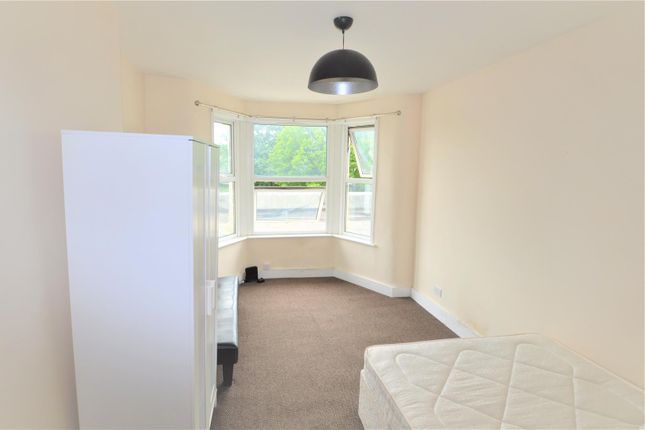 Thumbnail Studio to rent in High Road, Goodmayes, Ilford