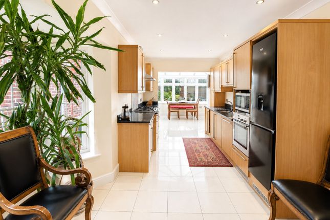 3, Oakview Gardens, Greater London photo 4