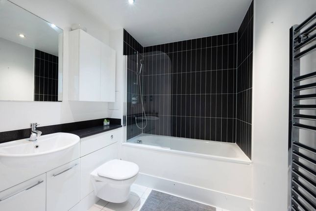 Flat for sale in Mapleton Road, Wandsworth Town, London