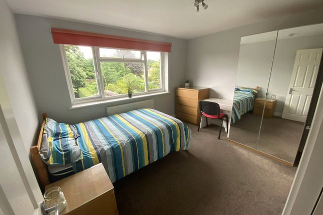 Room 4, 19, Jasmine Close, Surrey photo 4