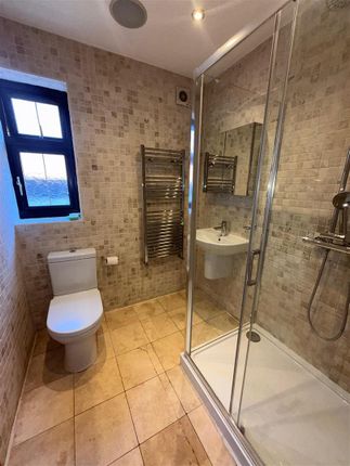 Room 6, 17, Palmerston Road, Buckhurst Hill photo 3