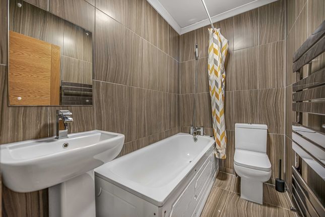 Flat 4, 8-12, Hessel Street, London photo 4