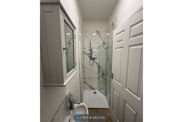 Room 5 - Upstairs Ensuite