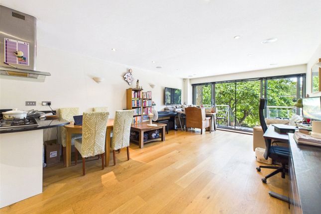 4 Carpenters House,, Hampton Court Road, East Molesey photo 2