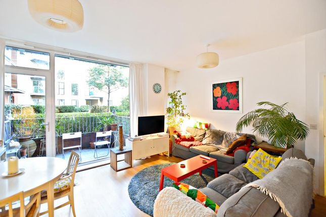 2 bed flat for sale in Goodchild Road, London N4