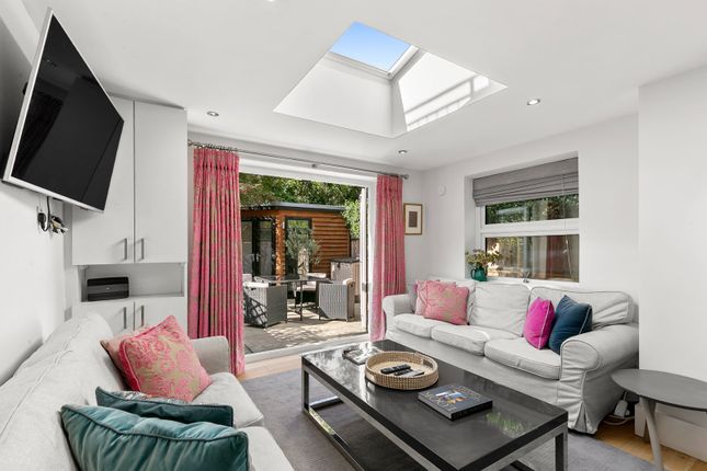 Flat 2, 31, Lavender Gardens, London photo 4