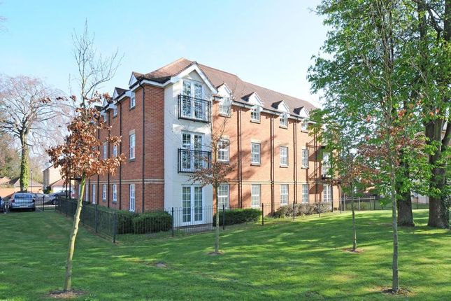 Thumbnail Flat to rent in Old College Road, Newbury