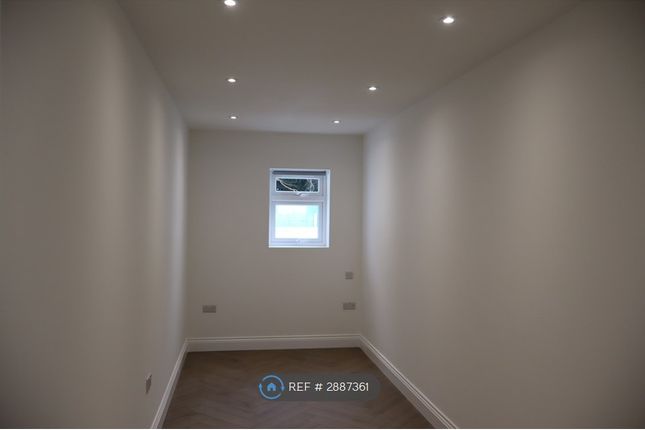 Flat   Kingston Road, Epsom photo 4