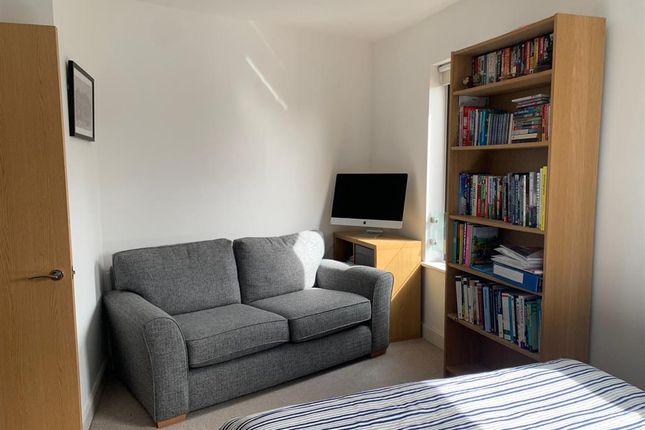 Flat to rent in The Serpentine, Aylesbury